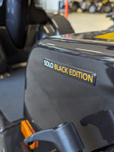 Afbeelding in Gallery-weergave laden, Scootmobiel Life & Mobility Solo 4 Black Pearl nu met gratis lithium accu twv € 1.499,-