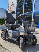 Afbeelding in Gallery-weergave laden, De Solo 4 scootmobiel in de grijze uitvoering staat hier in de natuur
