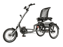 Afbeelding in Gallery-weergave laden, op deze afbeelding staat een pfautec driewielfiets uitgebeeld. Hij is grijs van kleur en heeft een lage instap. Er zit geen zadel op, maar een soort stoel.