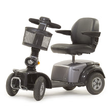 Afbeelding in Gallery-weergave laden, Een zijaanzicht van de Primo 4 scootmobiel in de grijze uitvoering en met een mand voorop