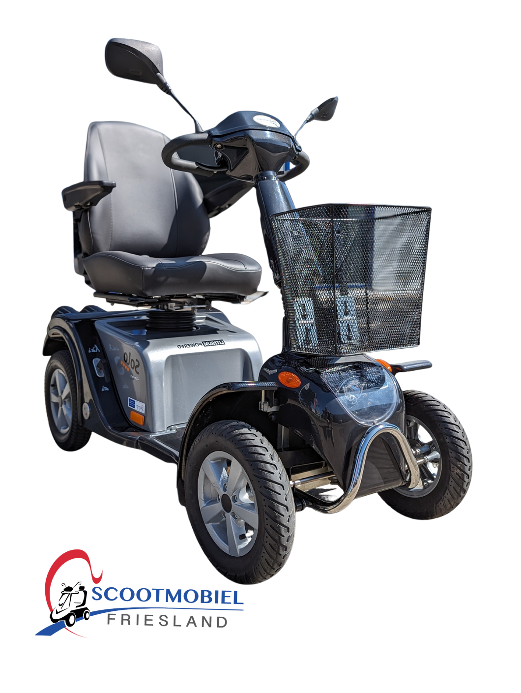 De solo 4 scootmobiel met een mand voorop en twee spiegels