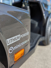 Afbeelding in Gallery-weergave laden, Een closeup van het logo van de Minicrosser scootmobiel aan de zijkant
