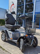 Afbeelding in Gallery-weergave laden, De Solo 4 scootmobiel in de grijze uitvoering staat hier in de natuur
