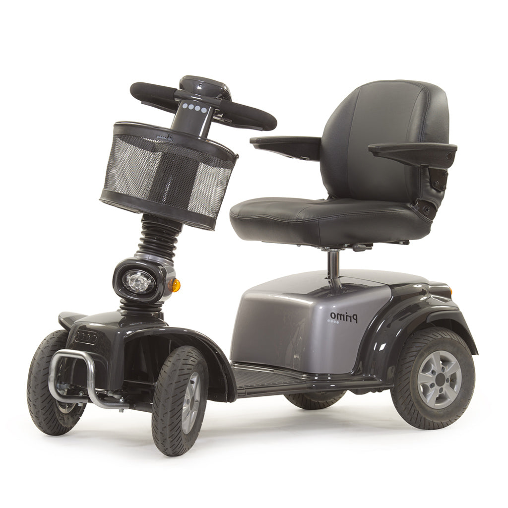 Een zijaanzicht van de Primo 4 scootmobiel in de grijze uitvoering en met een mand voorop